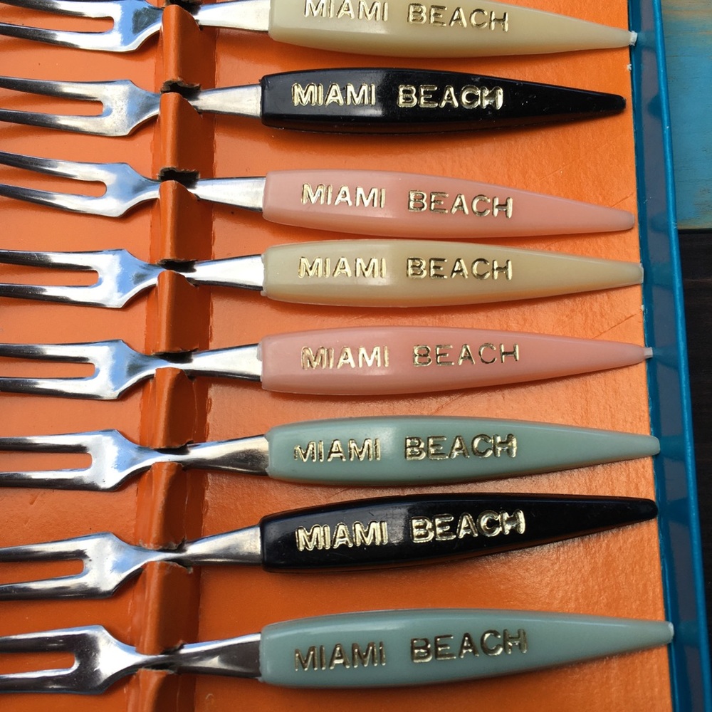 Vintage Appetizer / Cocktail Forks - Picture 3 of 4